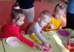 Dzieci sięgają po plastikowe łyżeczki